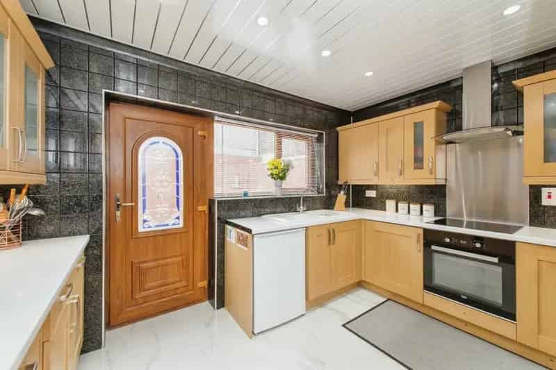 Spacious 3-Bed Detached House with Garage and Garden