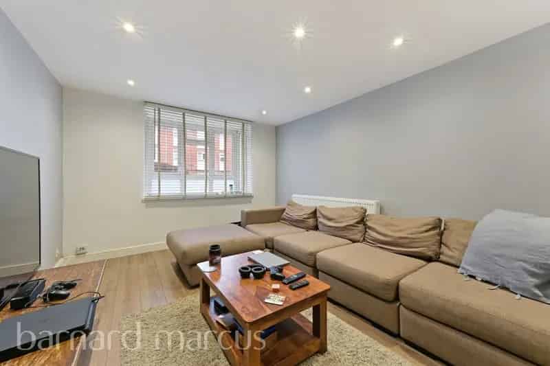 Spacious 2-Bed Apartment - High Spec Renovation - Ideal First Time Buyer or Investor