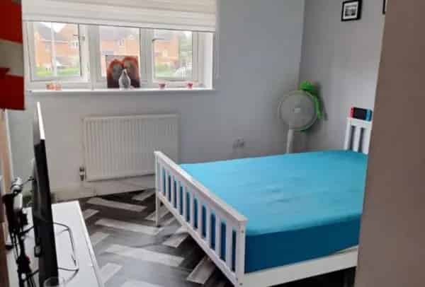 2 Bed Property with Large Living Room Garden and Parking
