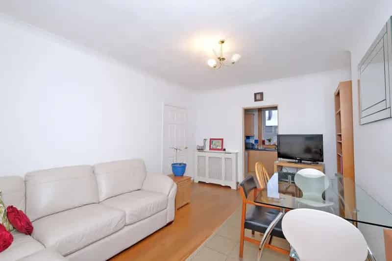 Spacious Upper Flat with Landscaped Garden and Summer House