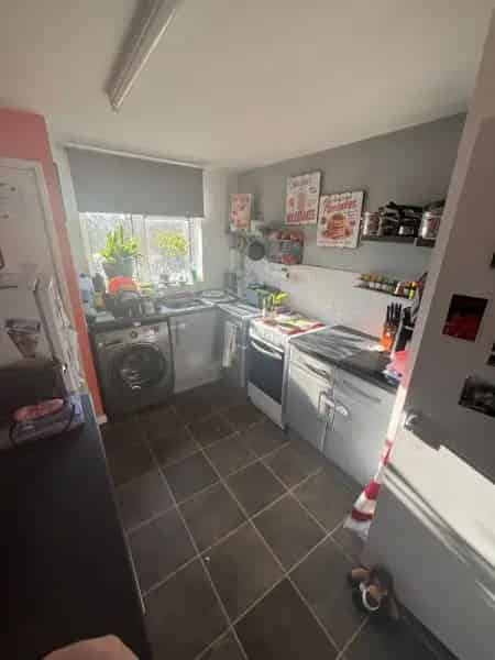2 Bed Flat with Balcony Near Amenities