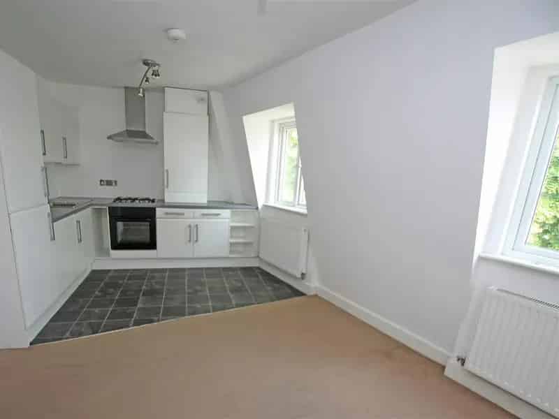 Top Floor One Bedroom Flat Near Shops