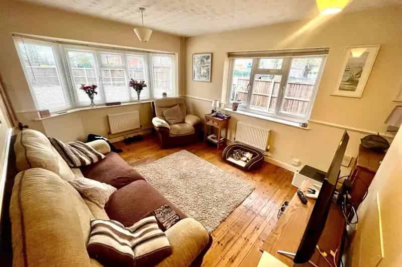 2 Bed Terraced House with Built in Storage and UPVC Windows