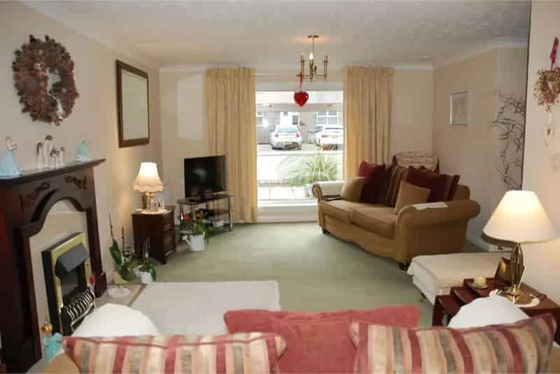 3 Bed Terraced House with Garden - Close to Town Centre