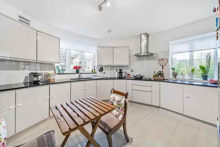 Flat For Sale in London, England