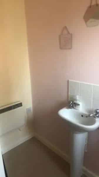2 Bed House with Parking and Garden Near School