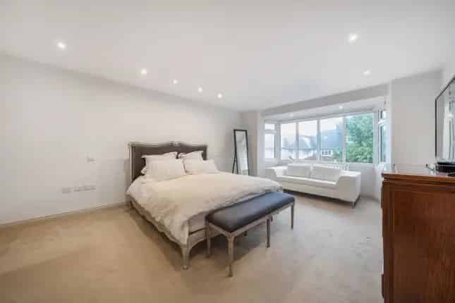 6 Bedroom Semi-Detached House for Sale Golders Green NW11