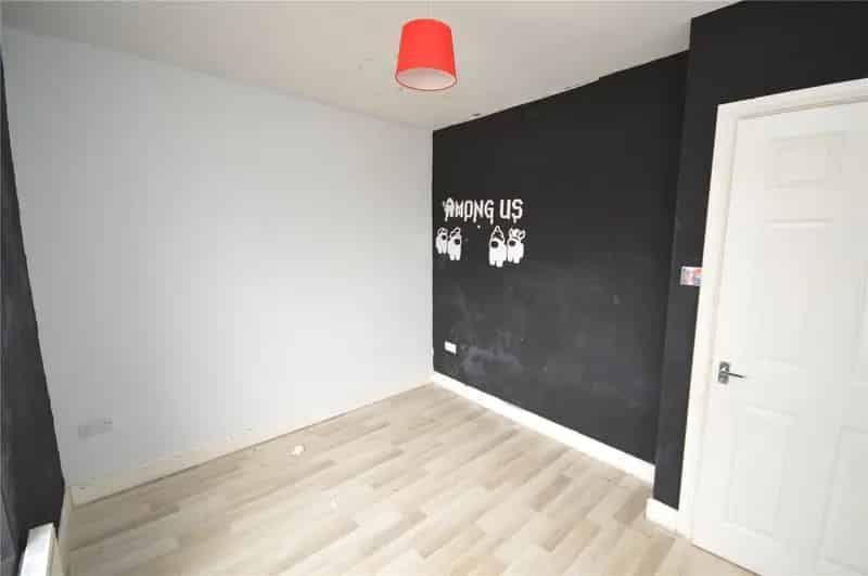 Three Bedroom End Terrace House Near M62 and M1 Motorways