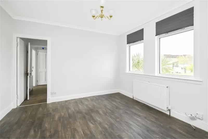 4 Bed Flat Lower 1 Reception Room Private Garden 2 Car Driveway
