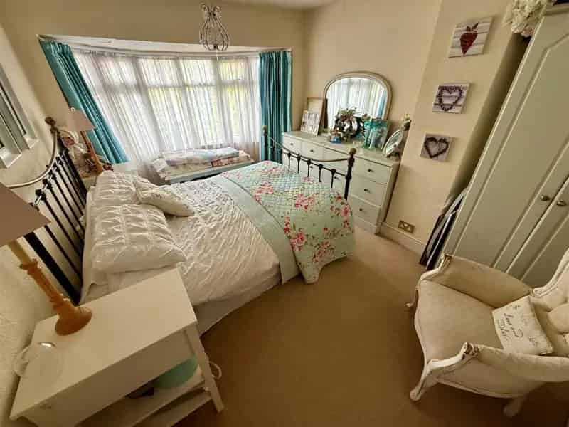 3 Bed Semi-Detached House for Sale Extended Family Home