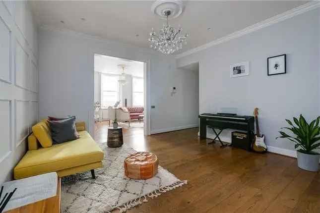 Flat to rent in Courtfield Gardens, Earls Court, London SW5