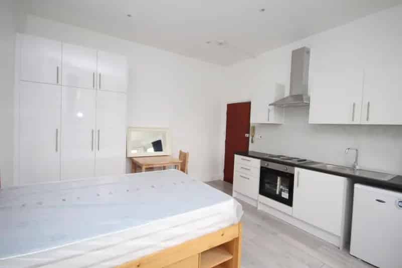Flat
 To Let