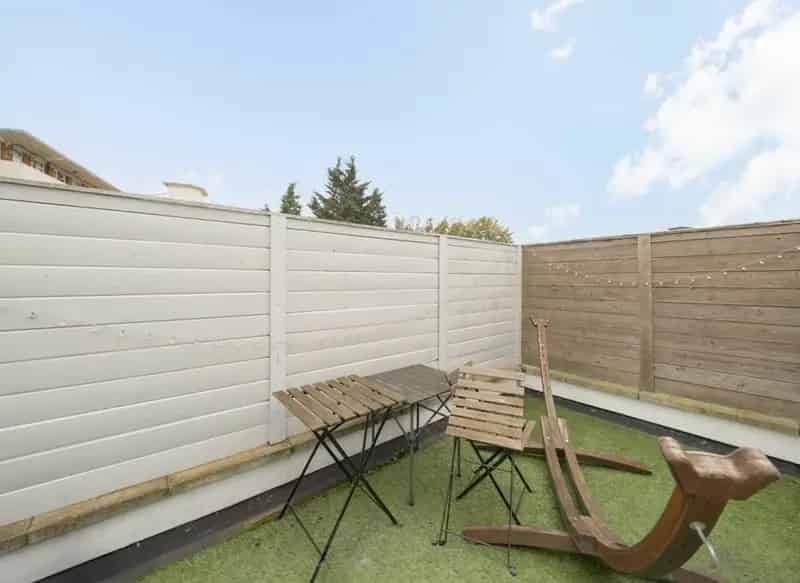 2 Bed Split Level Property with Private Roof Terrace