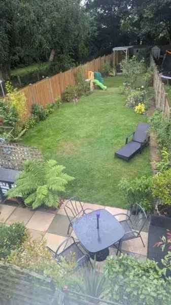 Flat For Rent in Mole Valley, England