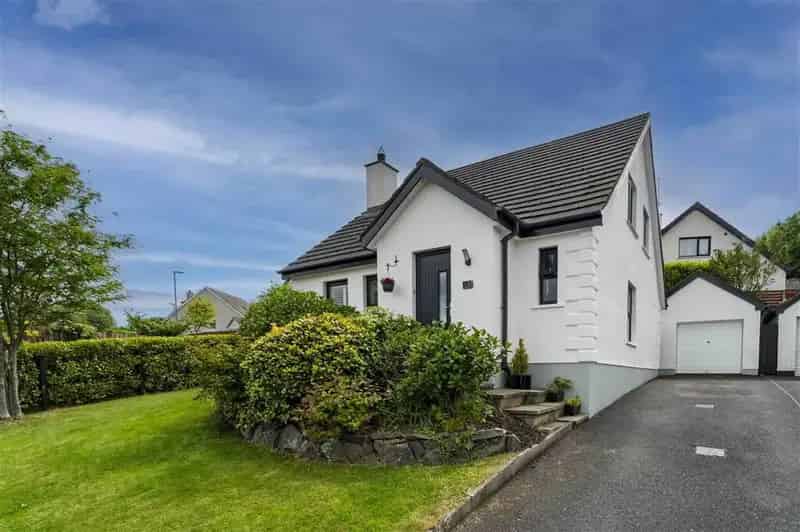 Detached Chalet Villa Near Shops and Transport