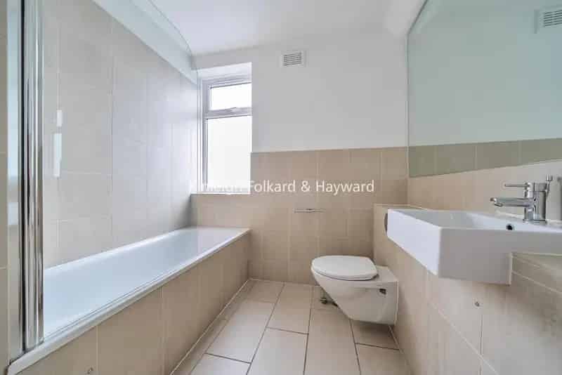 Two Bedroom Split Level Flat near Bromley South Station