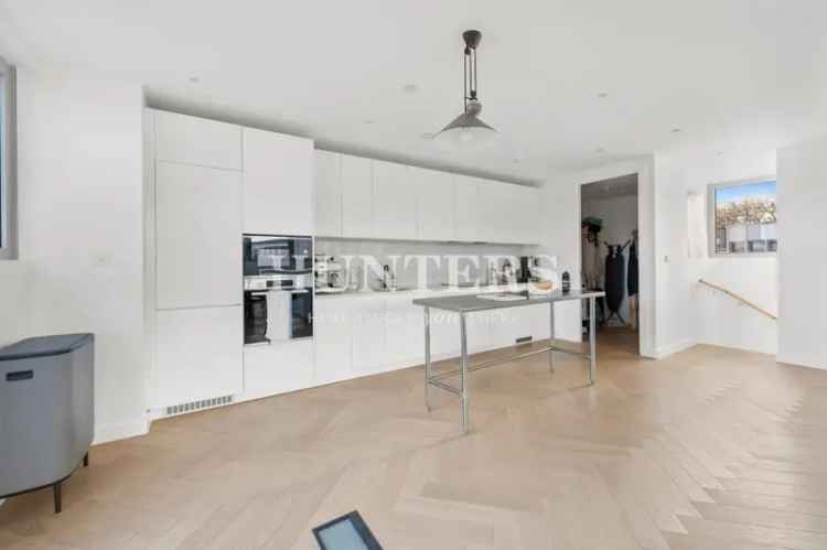 3 Bedroom Triplex Apartment Hackney Downs - Modern, Stylish City Living