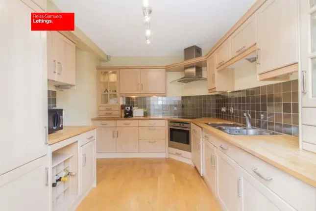 Terraced House to Rent in London E14