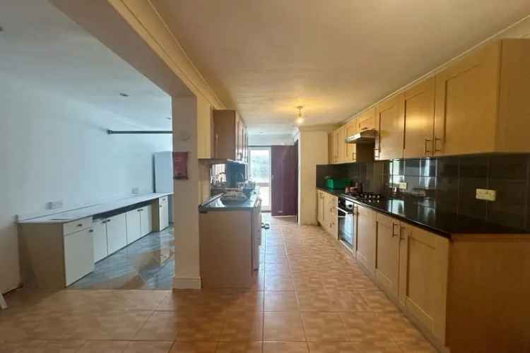Three Bedroom Mid Terrace House Near Barking Station