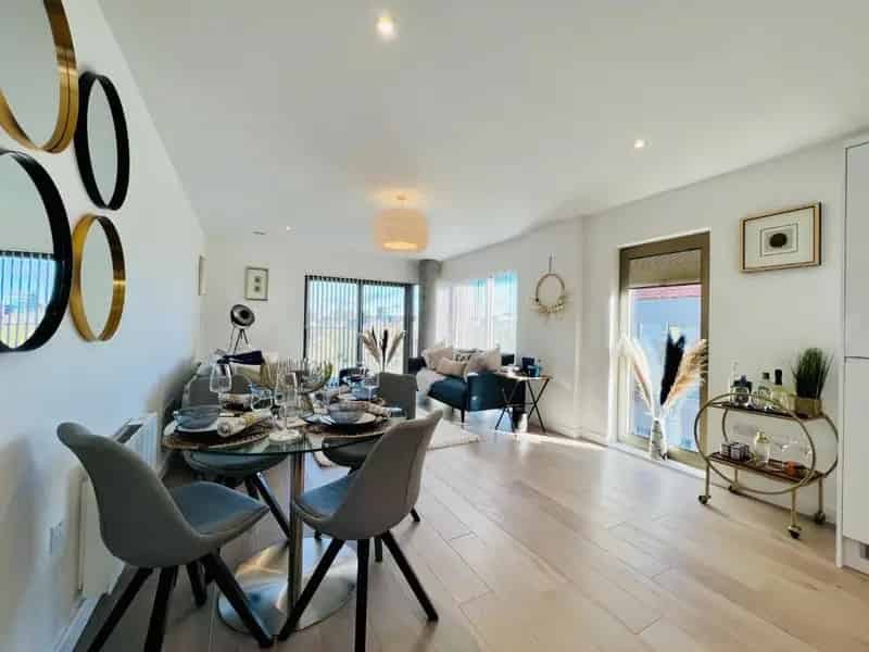 2 Bedroom Apartment near Ashford Train Station