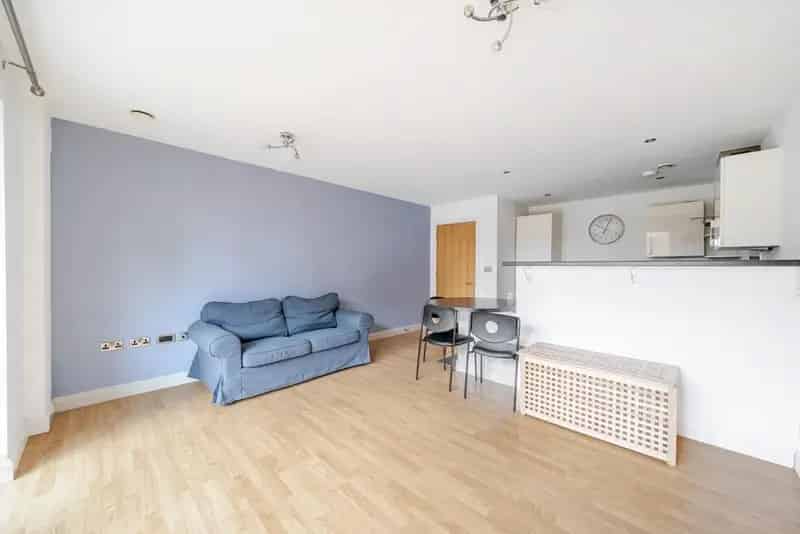 Spacious 2-Bedroom Ground Floor Apartment Near Transport and Amenities
