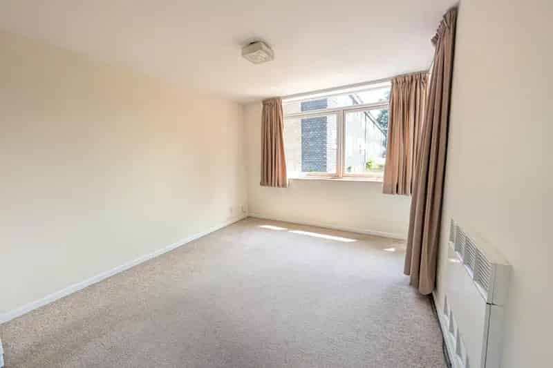 1 Bedroom Flat with Balcony and Communal Gardens Zero Deposit