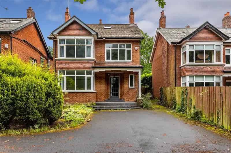 5 Bed Detached House for Sale Near Amenities and Schools