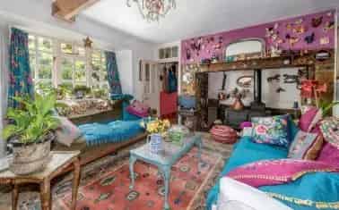 Substantial Detached Farmhouse with Six Bedrooms and Outbuildings
