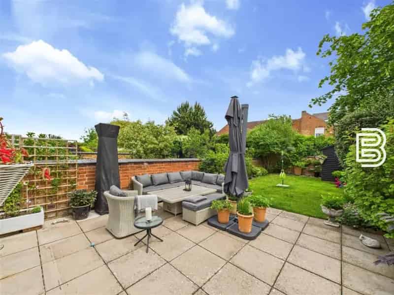 5 Bed Townhouse for Sale: Original Features, Large Garden, Close to Station