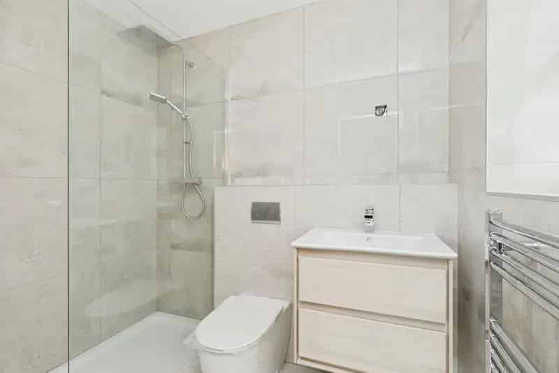 6 Bedroom Detached House with Open Plan Kitchen Diner and Double Garage
