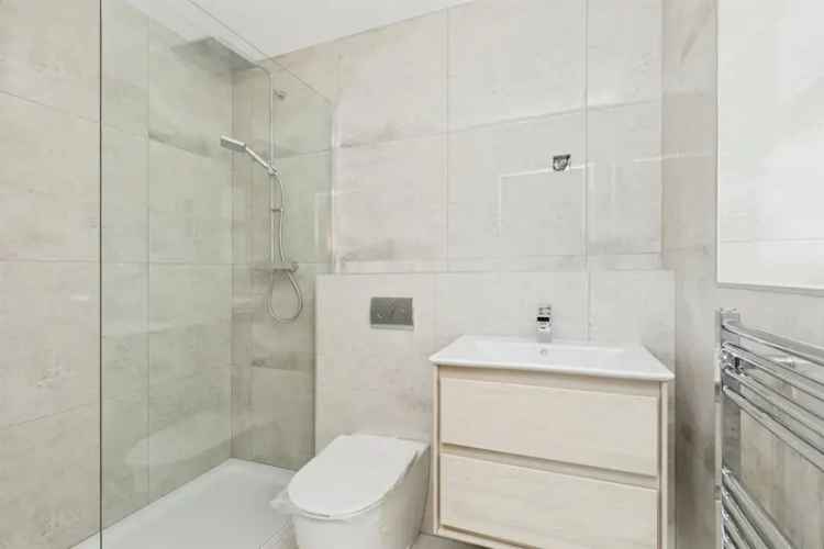 6 Bedroom Detached House with Open Plan Kitchen Diner and Double Garage