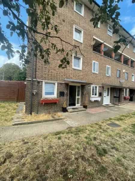 Close to High Street Property