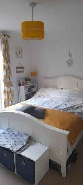 Flat For Rent in Mole Valley, England