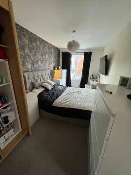 3 Bedroom Semi Detached House with Garden and Parking