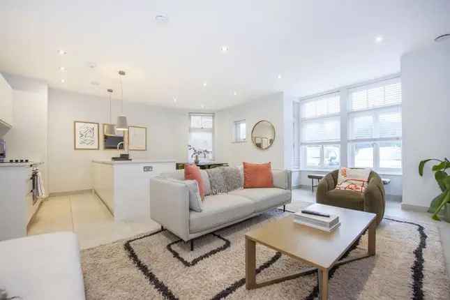 Bright Two-Bedroom Maisonette in London SW15