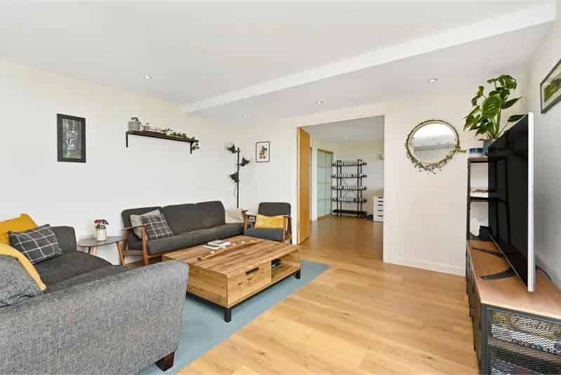 3 Bed Flat - Others with 1 Reception Room