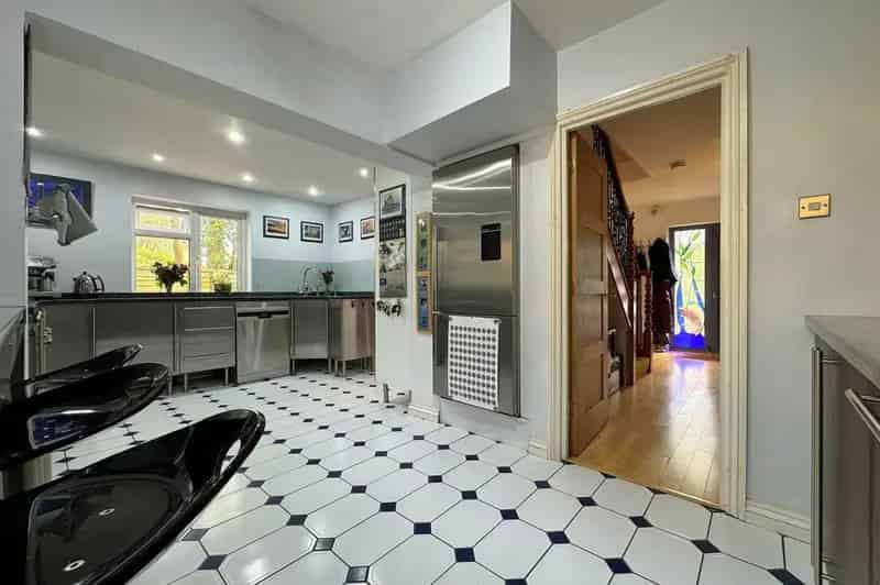 6 Bedroom Semi Detached House For Sale