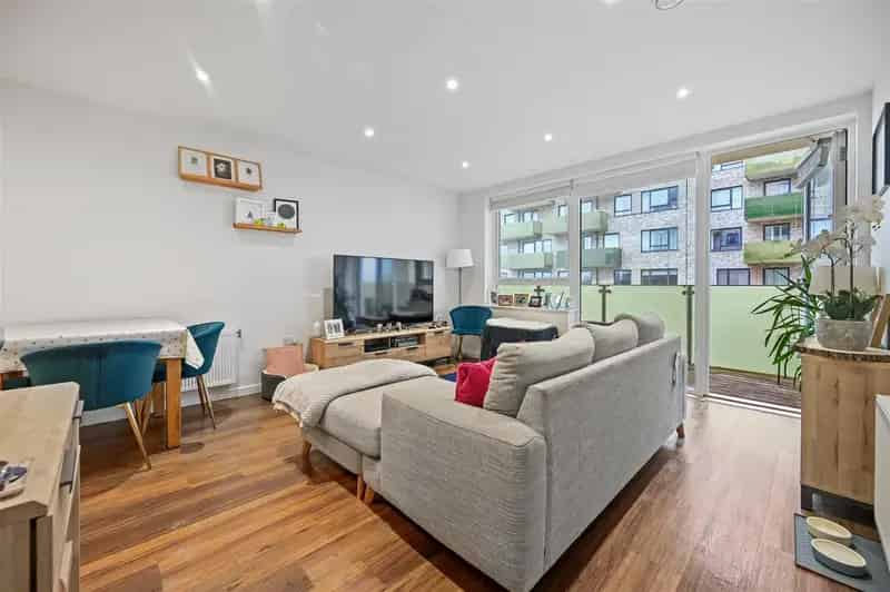 2 Bedroom Flat House to Rent in Acton Gardens