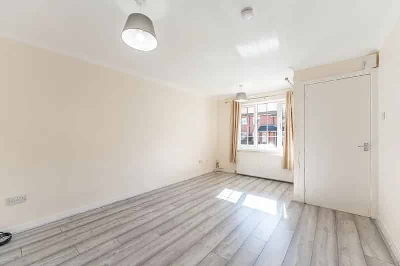 2-Bedroom Flat in Hyndland Near Amenities and Transport