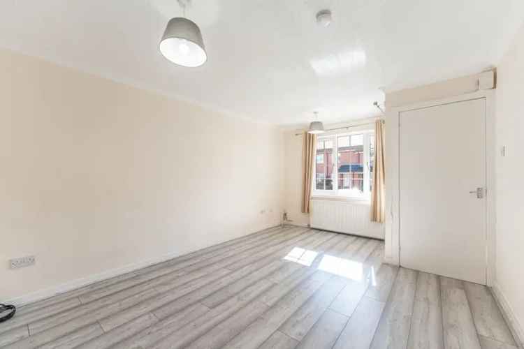 2-Bedroom Flat in Hyndland Near Amenities and Transport