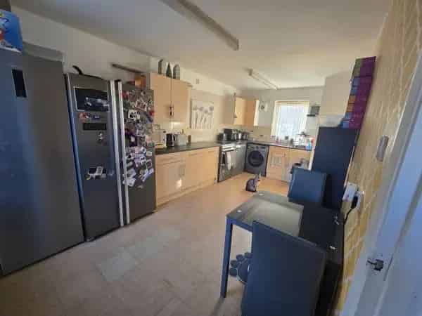 3 Bed House with Driveway, Garden and Ample Storage Near Amenities