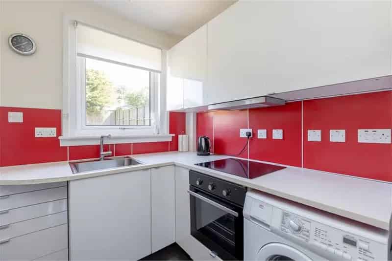 2 Bed End Terraced House with Garden