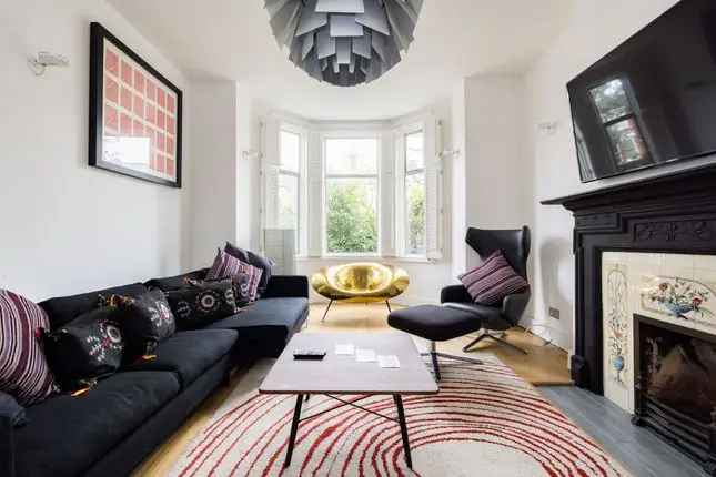 Semi-Detached House for Rent in North Kensington