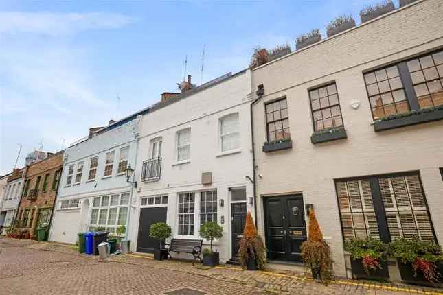 Luxury 2-Bedroom Mews House with Garage Near South Kensington