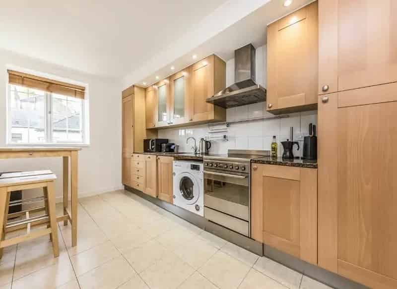 Stylish 2-Bedroom Apartment Beresford Court Near Transport Shops Parks