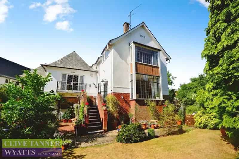 1 Bedroom Duplex Apartment with Private Garden and Garage
