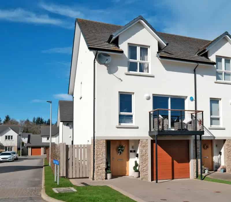 4 Bedroom End Terraced House with Garage