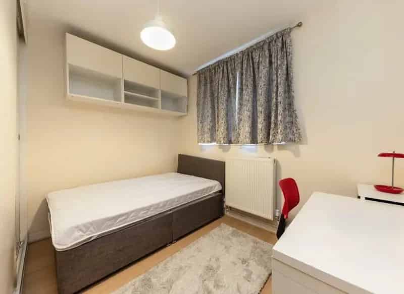 Three Bedroom Flat Recently Renovated Ample Storage Ideal for Sharers