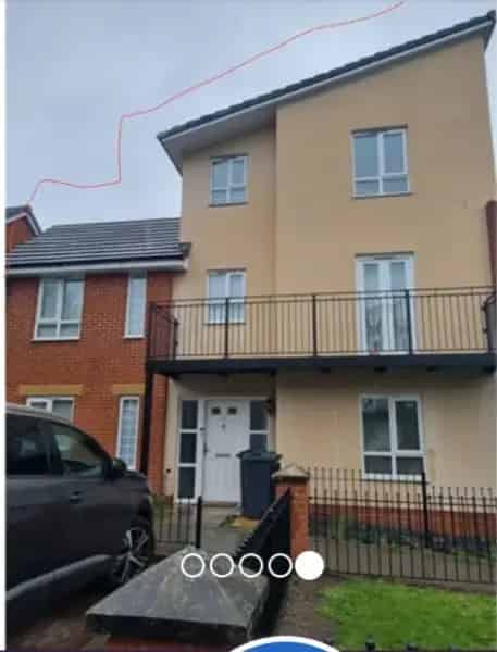 3 Story Semi Detached House Near Schools and Shops