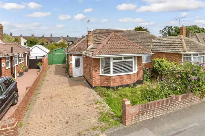 2 Bedroom Semi-Detached Bungalow Near Beach - No Chain